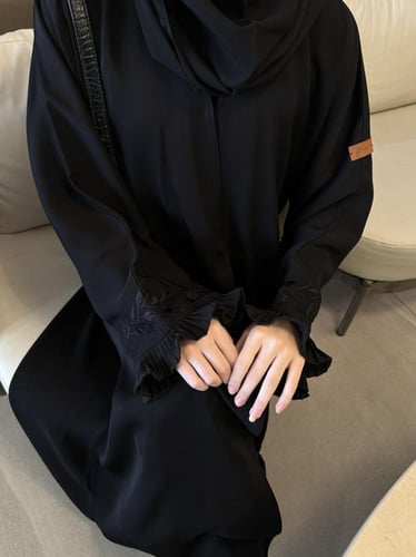 عباية الكم كسرات ومطرز اسود نص كلوش - قماش انترنت