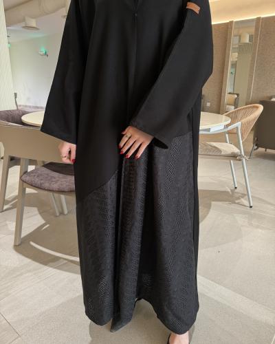 عباية مخرمه من الوسط نص كلوش - قماش كريب واقف