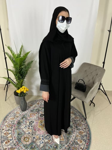 عباية كم قلاب رمادي تطريز اسود - قماش كريب امريكي