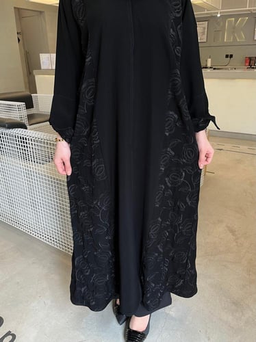 عباية الكم مفتوح وتطريز اسود - قماش ملكي