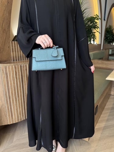 عباية بخطوط سوداء من الخلف والأمام ربع كلوش - قماش...