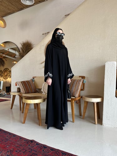 عباية نص كلوش ابيض - قماش انترنت