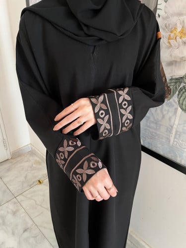 عباية تطريز بيج غامق - قماش كريب