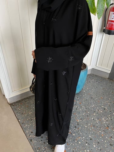 عباية تطريز عشوائي اسود - قماش ملكي
