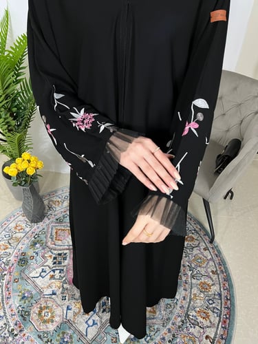 عباية تطريز وردي كم تل نص كلوش - قماش ملكي