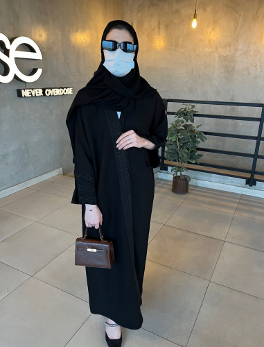 عباية تطريز اسود اكمام مفتوحه - قماش كريب