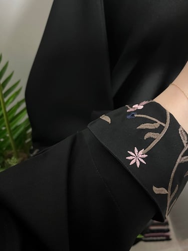 عباية تطريز داخل الكم نص كلوش - قماش كريب