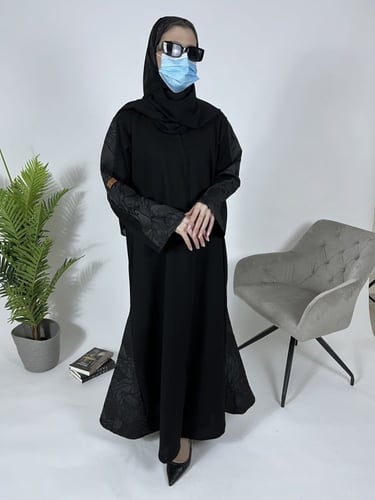 عباية الكم ومن اسفل مثلث جكار - قماش كريب