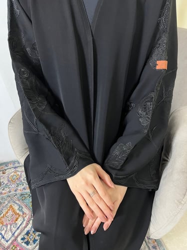 عباية تطريز كامل الكم اسود - قماش انترنت