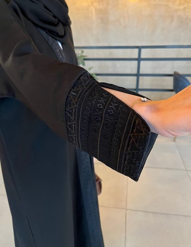 عباية تطريز اسود اكمام مفتوحه - قماش كريب