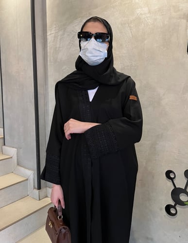 عباية تطريز اسود اكمام مفتوحه - قماش كريب