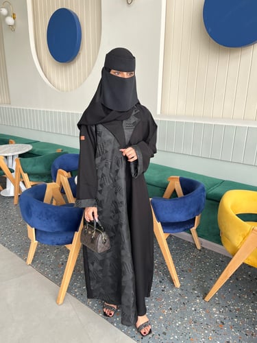 عباية نص جكار والاكمام قلاب - قماش كريب