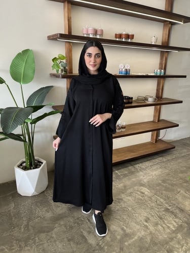 عباية الكم مفتوح تطريز اسود عشوائي - قماش انترنت