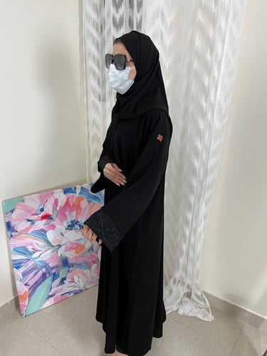 عباية كم مربع واسع تطريز اسود - قماش ملكي