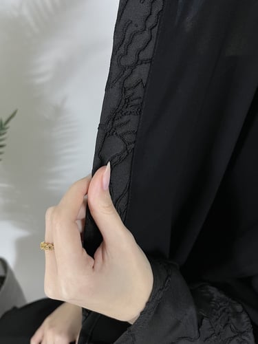 عباية الكم ومن اسفل مثلث جكار - قماش كريب