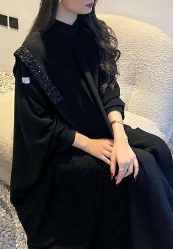 كريب ملكي بشت بتطريز يدوي على الكتف