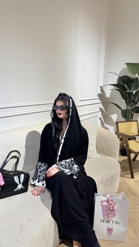 قماش منقط مع دانتيل على الأكمام