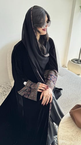 مخمل كلوش بكم كشميري وطرحه بوجهين (سلطانة)