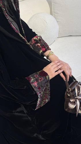 كريب أو مخمل مع كم بورود مخمل