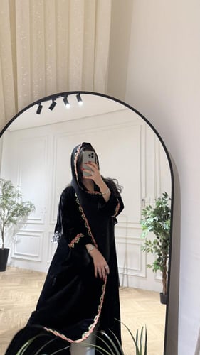 مخمل بوررودعلى الأكمام ومن الأمام