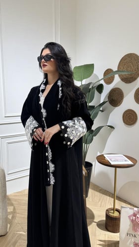 قماش منقط مع دانتيل على الأكمام