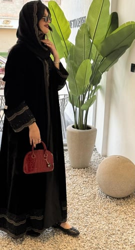 كريب ملكي أو مخمل كلوش تطريز على الأكمام والطرحه و...