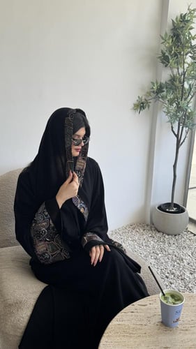 كريب ملكي تطريز هندي على الأكمام