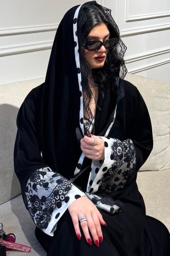 قماش منقط مع دانتيل على الأكمام