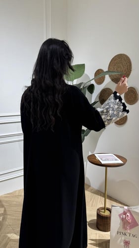 قماش منقط مع دانتيل على الأكمام