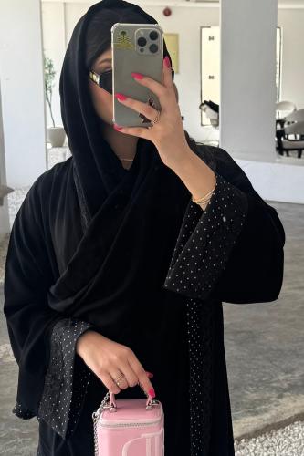 قماش منقط مع دانتيل على الأكمام ومن الأمام بالطول