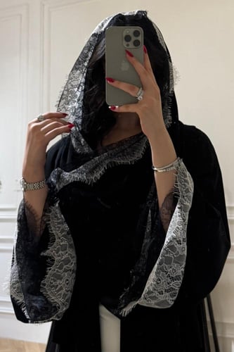 طرحه سوداء بطرف دانتيل طبقتين ابيض و أسود