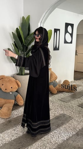 كريب ملكي مخمل كلوش تطريز على الأكمام والطرحه ومن...