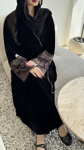 مخمل كلوش بكم كشميري وطرحه بوجهين (سلطانة)