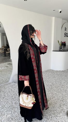 مخمل كلوش بكم كشميري وطرحه بوجهين( كادي )