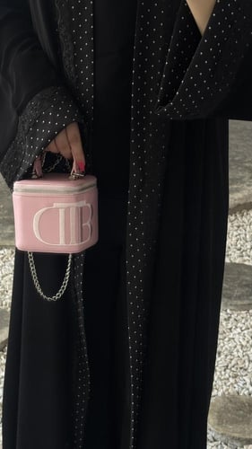 قماش منقط مع دانتيل على الأكمام ومن الأمام بالطول