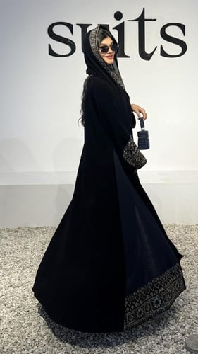 كريب ملكي بتطريز هندي على الأكمام ومن الاسفل