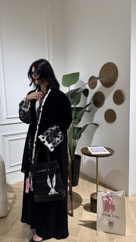 قماش منقط مع دانتيل على الأكمام