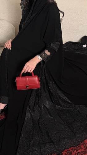 كريب ملكي دانتيل أسود بكم ضيق