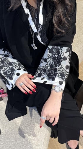 قماش منقط مع دانتيل على الأكمام