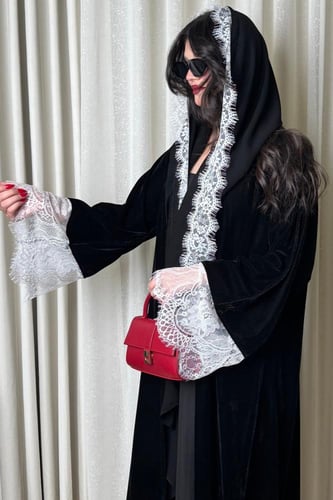 كريب أو مخمل بدانتيل أبيض