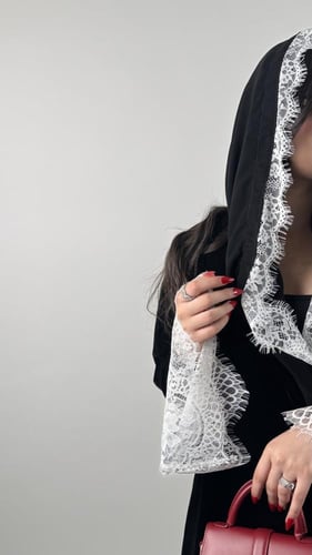 كريب أو مخمل بدانتيل أبيض