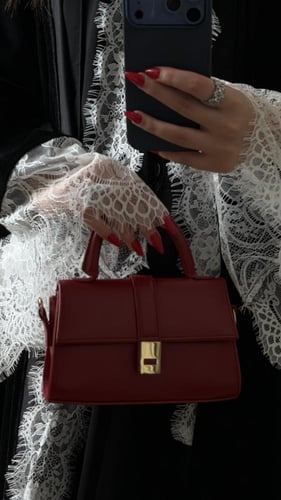 كريب أو مخمل بدانتيل أبيض