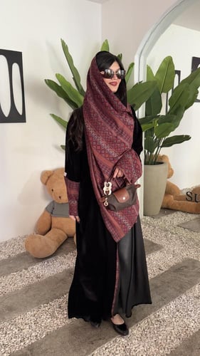 مخمل كلوش بكم كشميري وطرحه بوجهين (زينه)