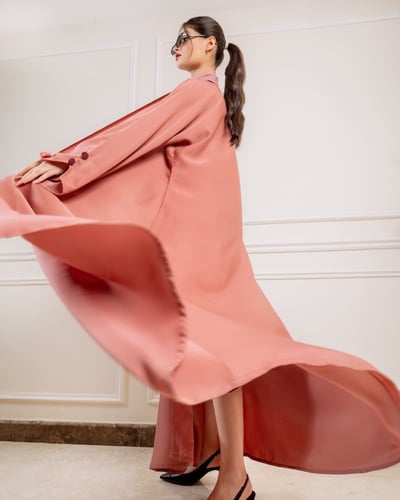 كلوش بأزرار على الأكمام