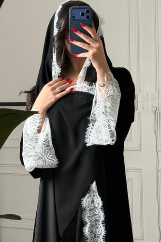 كريب أو مخمل بدانتيل أبيض