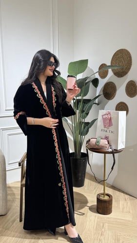 مخمل بوررودعلى الأكمام ومن الأمام