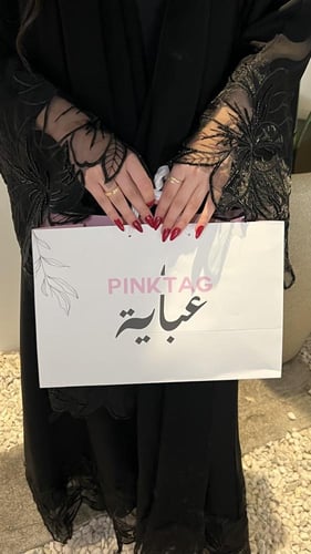 كلوش تطريز ورود على الأكمام والطرحه ومن الاسفل