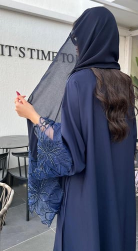 كلوش تطريز ورود على الأكمام والطرحه ومن الاسفل