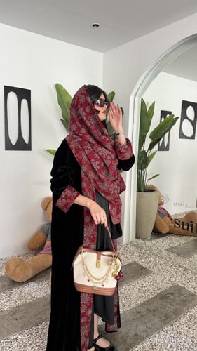 مخمل كلوش بكم كشميري وطرحه بوجهين( كادي )