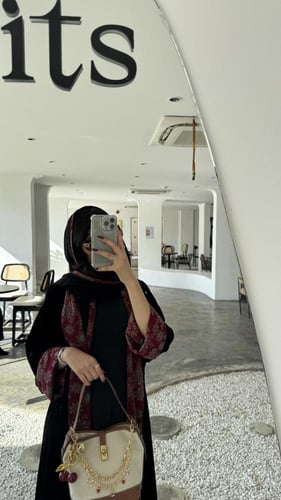 كريب أو مخمل كلوش بكم كشميري وطرحه بوجهين( كادي )